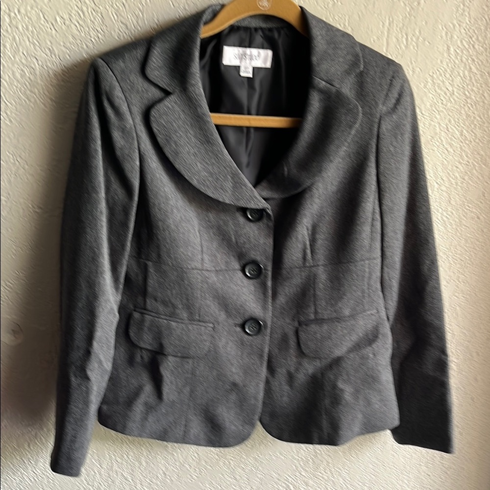 Suit Studio Gray Blazer with Notched Lapel and Fitted Silhouette